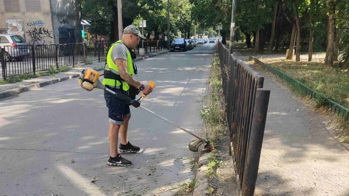 Косене на тревни площи
