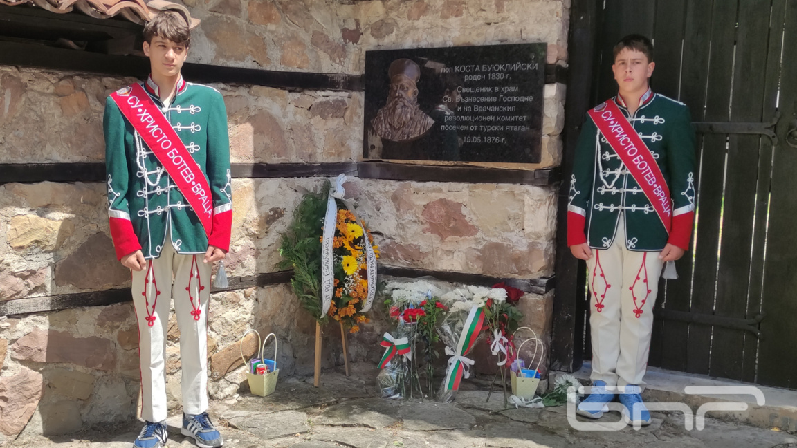 В памет на поп Коста Буюклийски наследниците му поставят паметна плоча до входа на Възнесенския храм