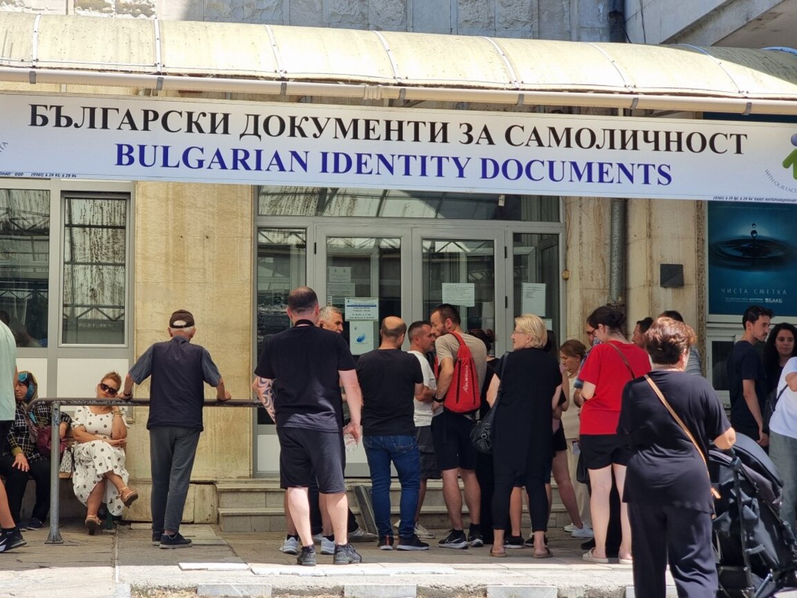 Yıllık izin için Kırcali iline gelen gurbetçiler, kimlik belgelerini toplu halde değiştiriyor