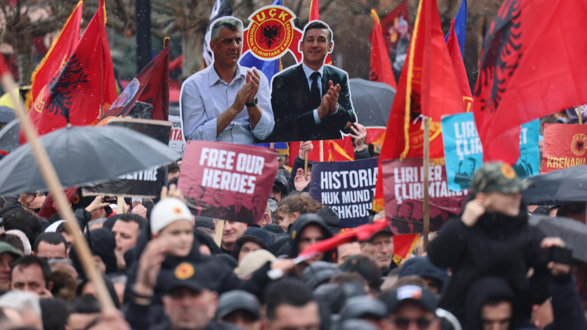 Привърженици на бившите командири от Армията за освобождение на Косово по време на митинг в Прищина, 17 февруари 2026 г.
