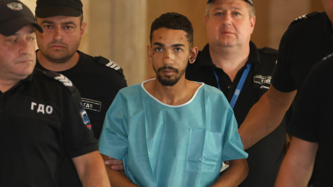 Преквалифицираха обвинението на шофьора, връхлетял с колата си в автобус в София