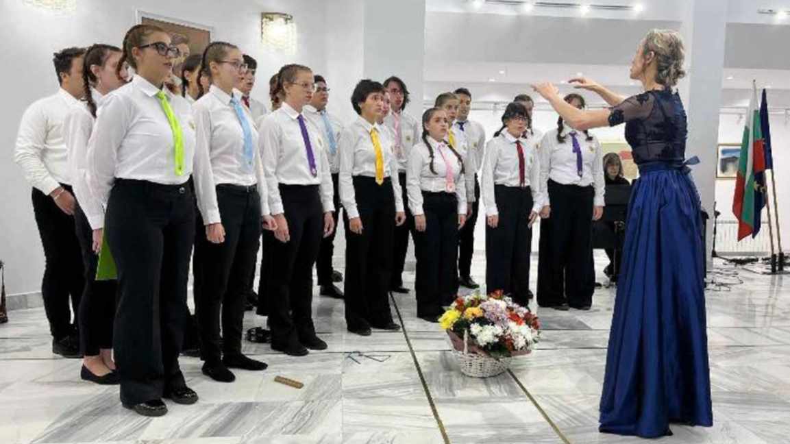 Смесеният хор на 91-ва Немска езикова гимназия "Проф. Константин Гълъбов", диригент Красимира Цуцуманова