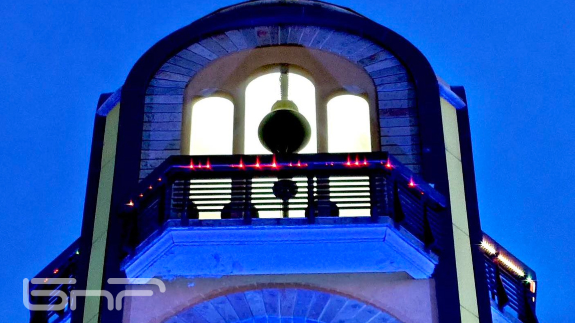 Камбанарията до монумента "Света Богородица" в Хасково светва в синьо