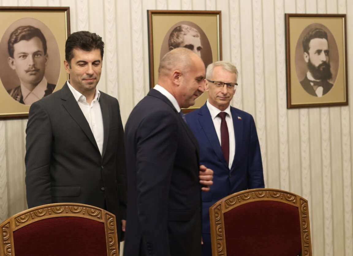 Отляво надясно: Кирил Петков, Румен Радев, Николай Денков