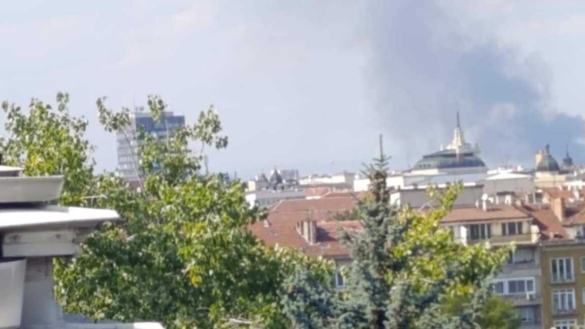 Автокъща гори в София