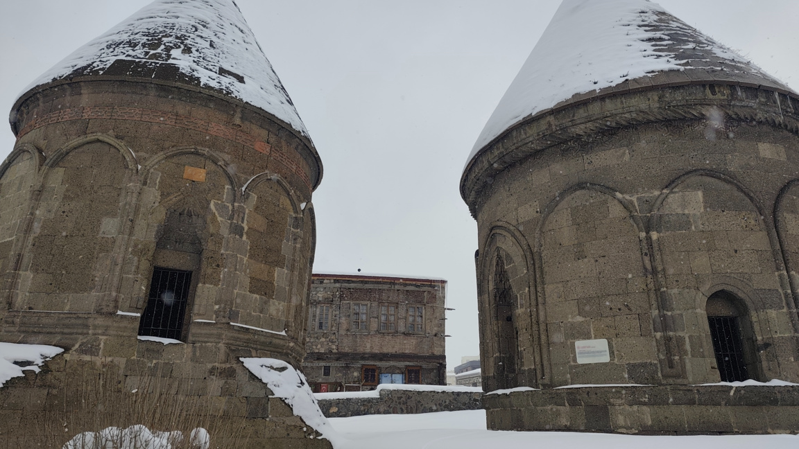Трите гробници в град Ерзурум са сред най-значимите паметници на селджукската архитектура в Анадола. Те се стопанисват и популяризират официално от Министерството на културата и туризма на Турция