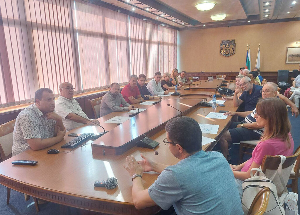 Местната власт се срещна с жители на район "Аспарухово" за ремонта на пътя Варна –  „Галата