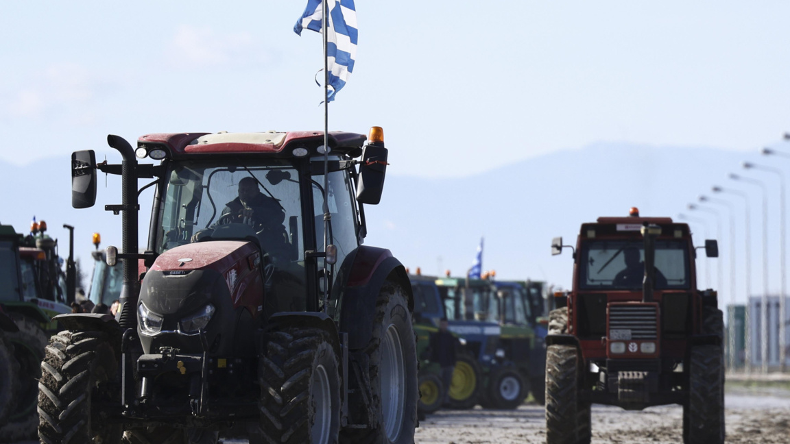 Гръцките фермери затварят основни пътища