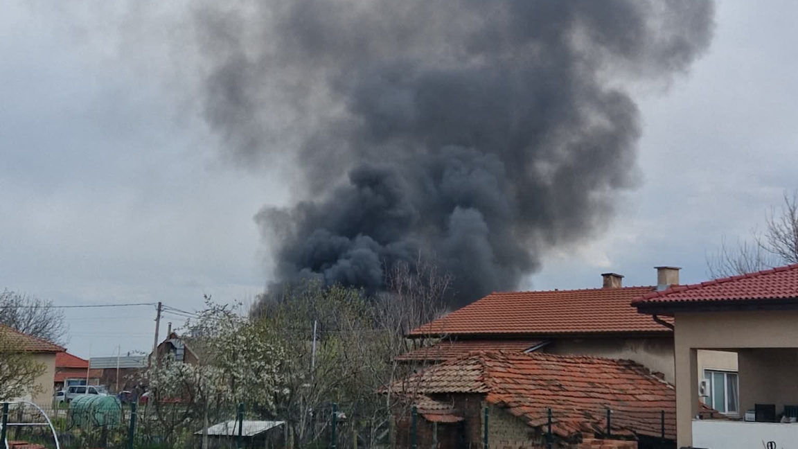 Пламна изоставена селскостопанска постройка край Оризари