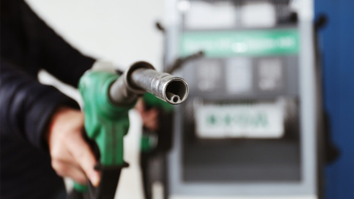 На бензиностанциите: разплащанията предимно в левове, цените на горивата надолу