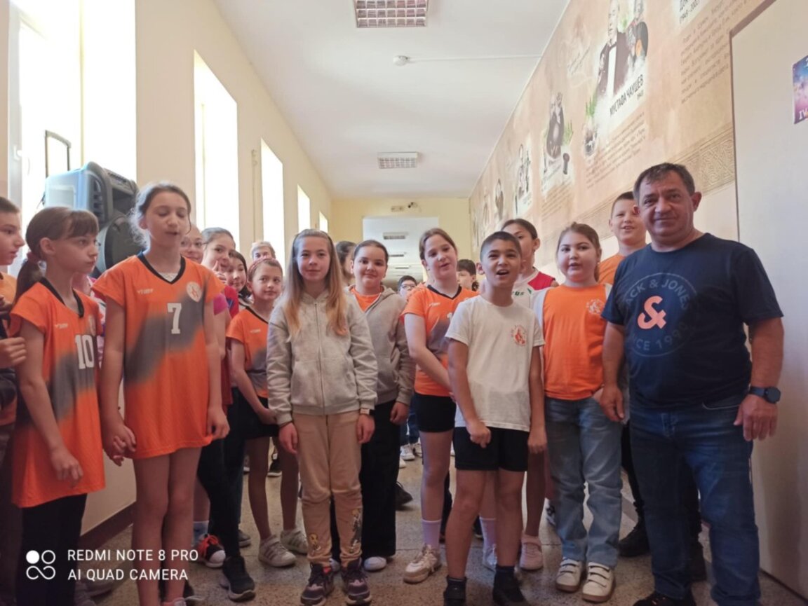 Иван Иванов при децата
