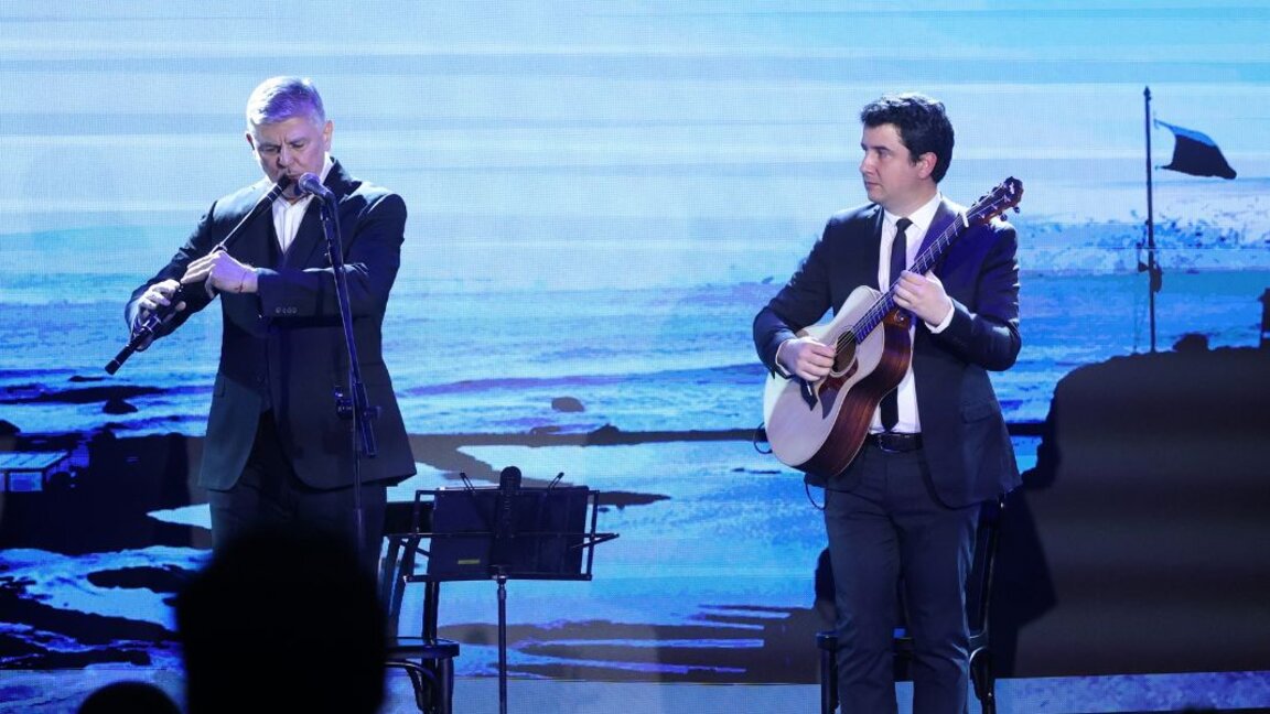 Teodosij Spasov (majtas) dhe Hristijan Cvjatkov (kitarë)