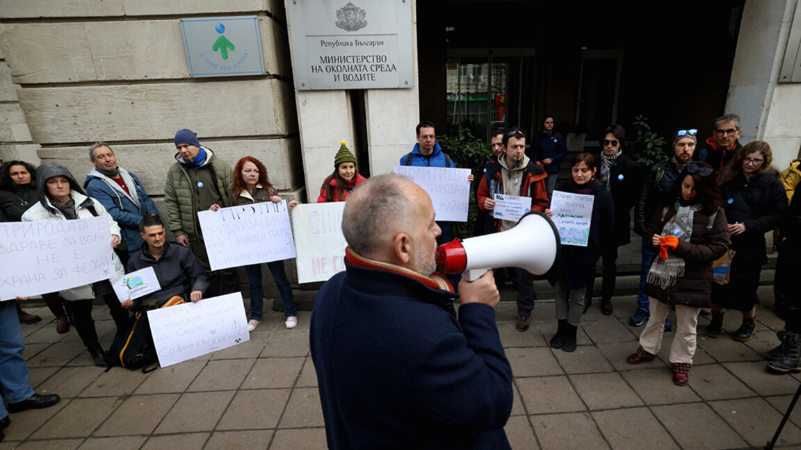 Manifestation contre des projets de construction dans un parc naturel