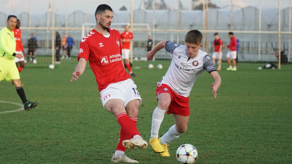 Стефан Велков (с червена фланелка) няма да играе до лятото.