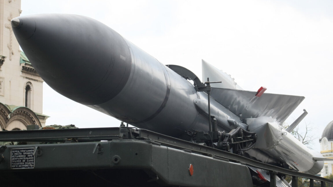 Componente ale complexelor de rachete de apărare aeriană C-75M3 "Volkhov" (SA-2), C-125M "Neva" (SA-3), 2K12 "Kub" (SA-6), C-200 "Vega" (SA-5) și C-300 (SA-10), care, împreună cu aviația de vânătoare, asigură suveranitatea aeriană a Republicii Bulgaria. 1 octombrie 2021.