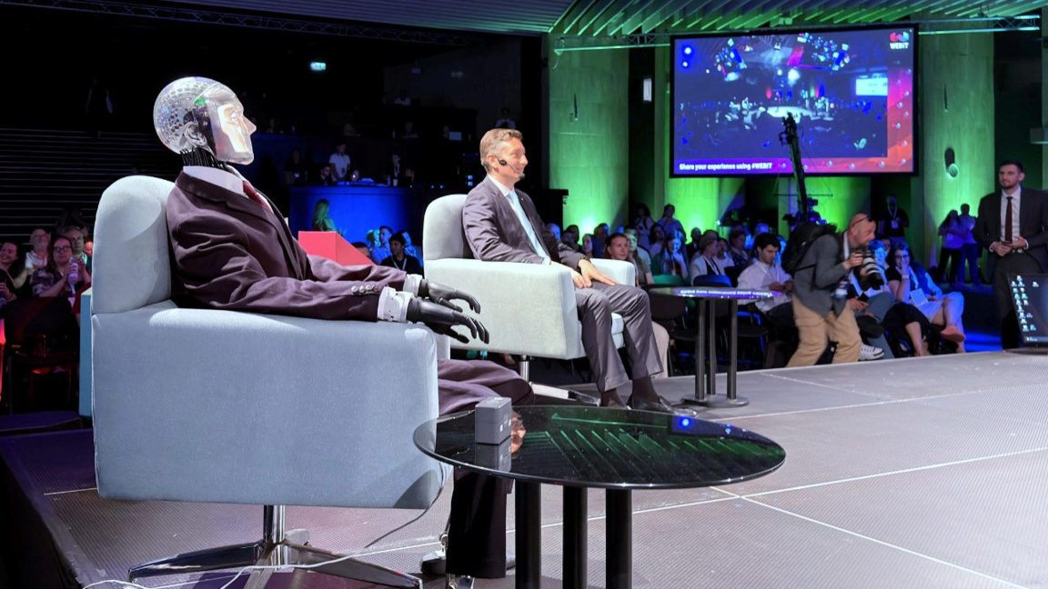 Le ministre des Innovations forme un conseil consultatif de robots