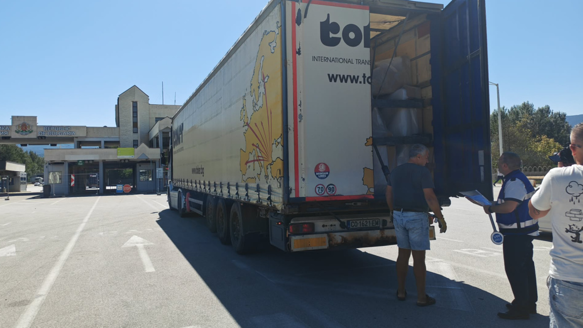 Запорираха Ferrari за 436 000 евро и нектарини при проверки на НАП