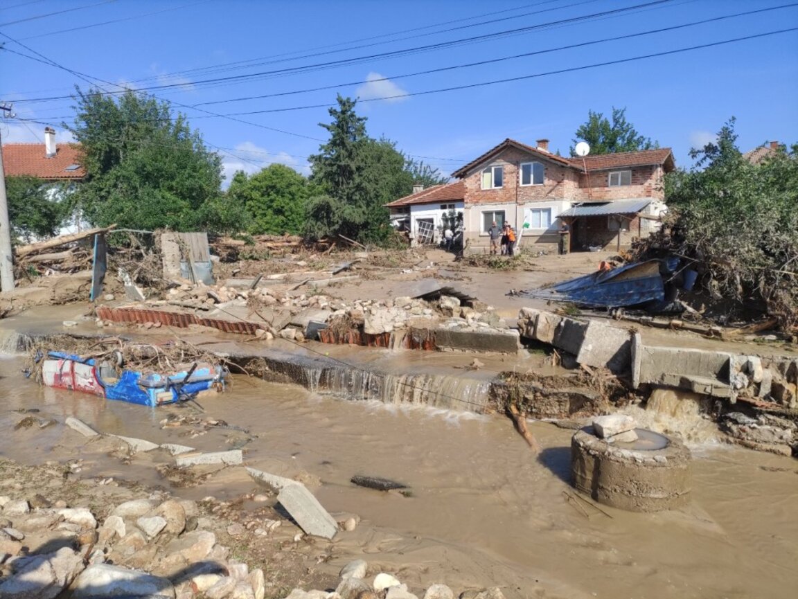 Flood damage in Karavelovo.