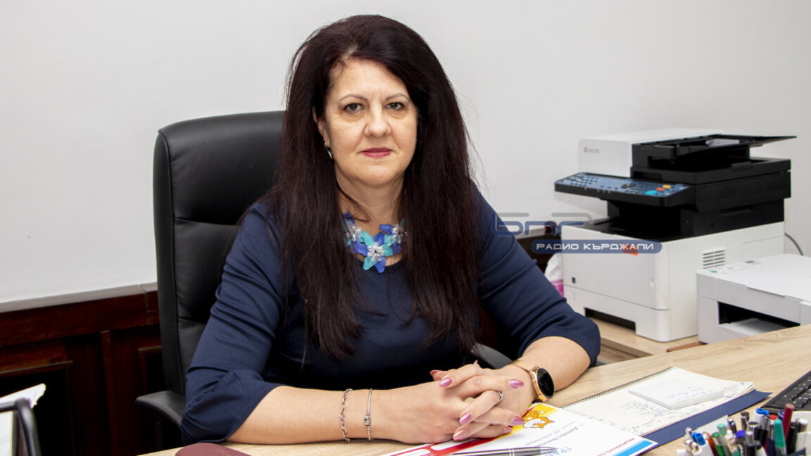 Ангелина Костова: Изпитният ден в Кърджали започна и протича нормално