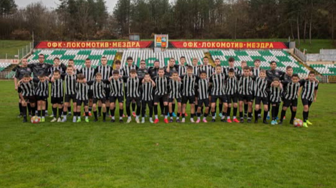 Младите мездренски футболисти продължават с победите
