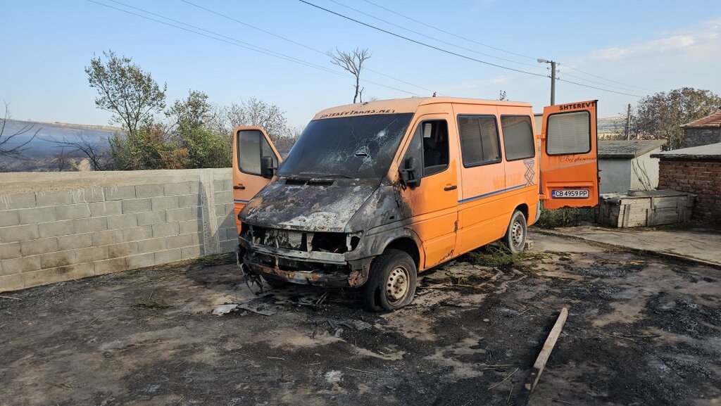 Пожарът край Селиминово навлезе в дворовете на къщи