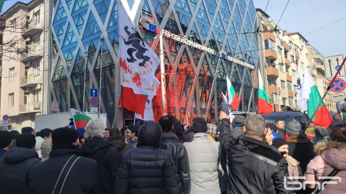 Tension rises during protest against the euro in central Sofia