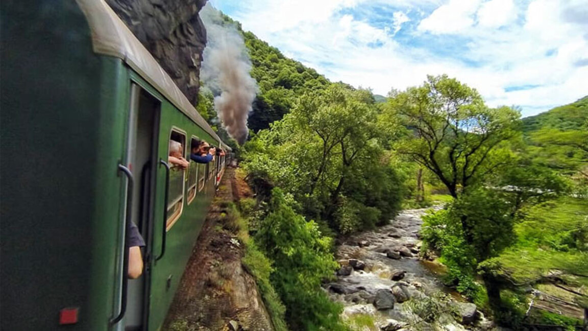 Trenul cu ecartament îngust din Rodopi oferă acum confort pentru schiori și bicicliști