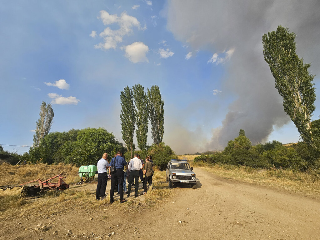 Продължават усилията за потушаване на пожара край с. Доситеево, засегнал над 20 хил. дка
