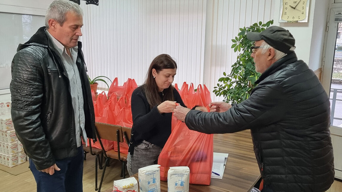 Άνθρωποι με αναπηρίες και άστεγοι θα λάβουν τρόφιμα για τις γιορτές