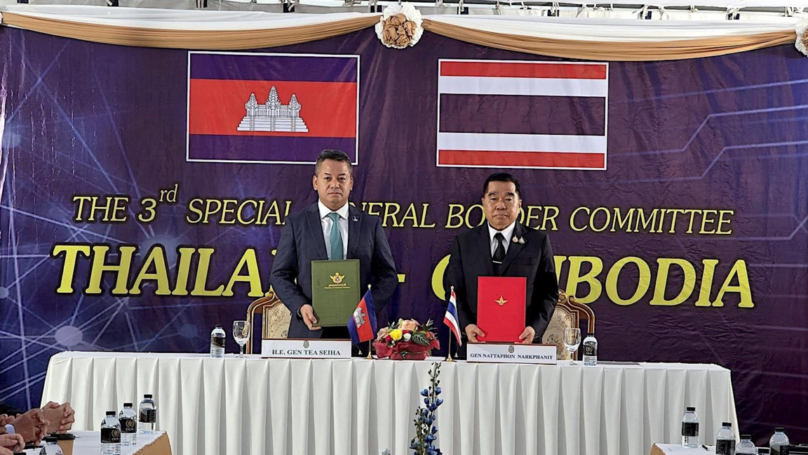 Камбоджанският министър на отбраната Теа Сейха (вляво) и тайландският министър на отбраната Натафон Наркфанит