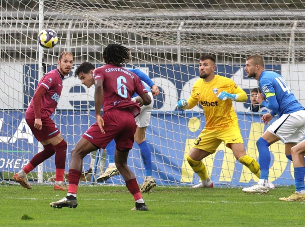 Септември (във виненочервени екипи) вкараха 4 гола на "Коритото".