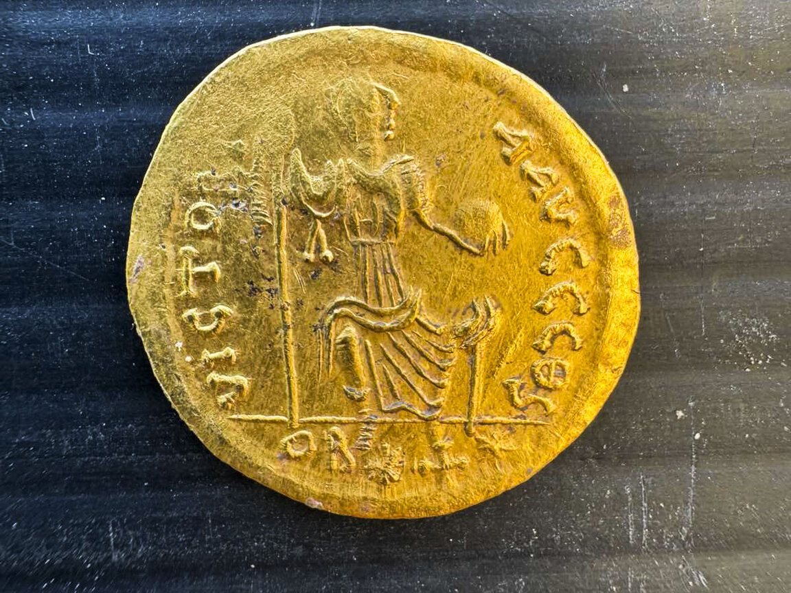 Arqueólogos descubrieron moneda de oro de la época de Justiniano I