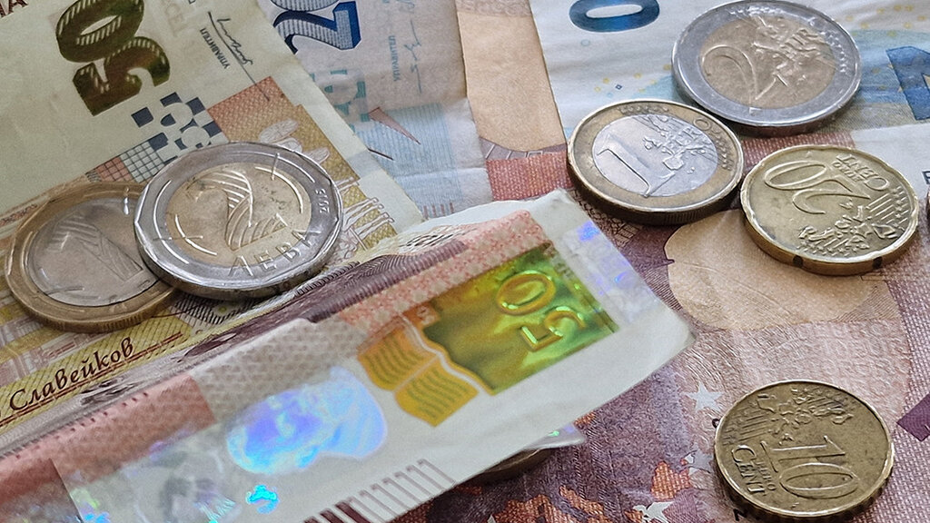 Минимална работна заплата става 1213 лв. (620,20 евро) от 1 януари?