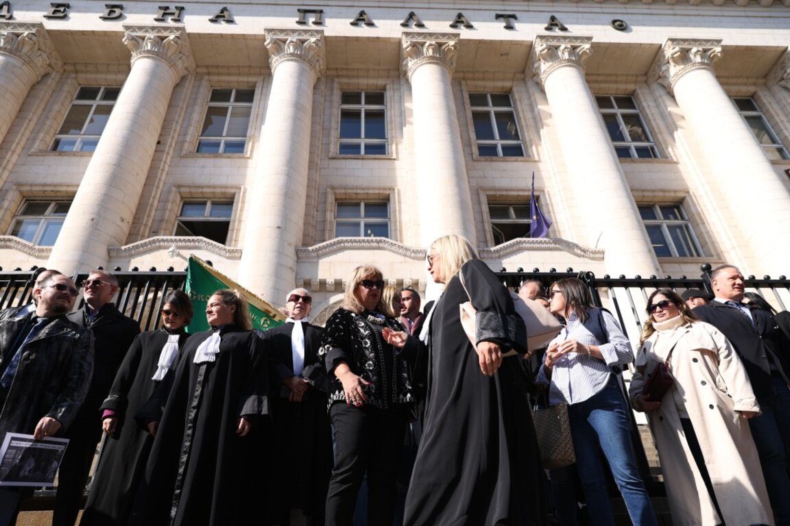 Avukatlardan hukuk devletini koruma protestosu