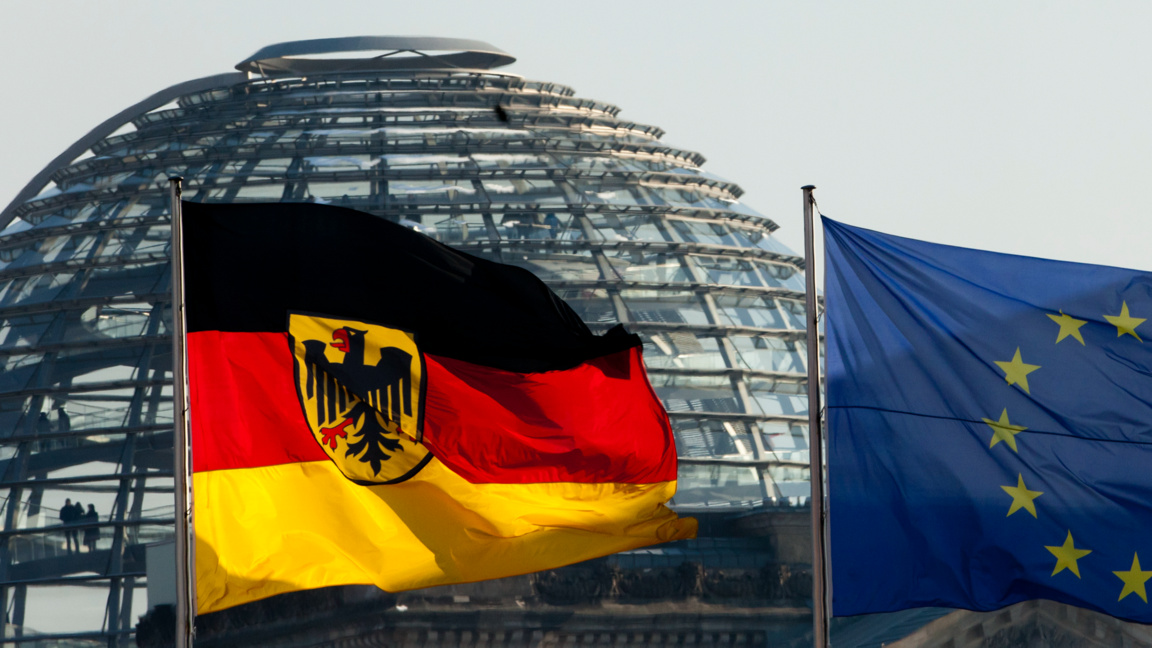 Германският флаг се вее редом с този на ЕС край купола на Райхстага в Берлин.