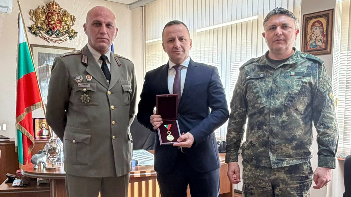 Областният управител на Благоевград получи медал от министъра на отбраната