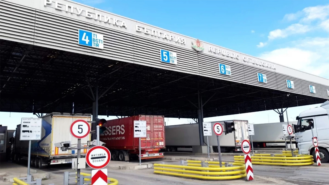 Heavy truck traffic at the border with Türkiye