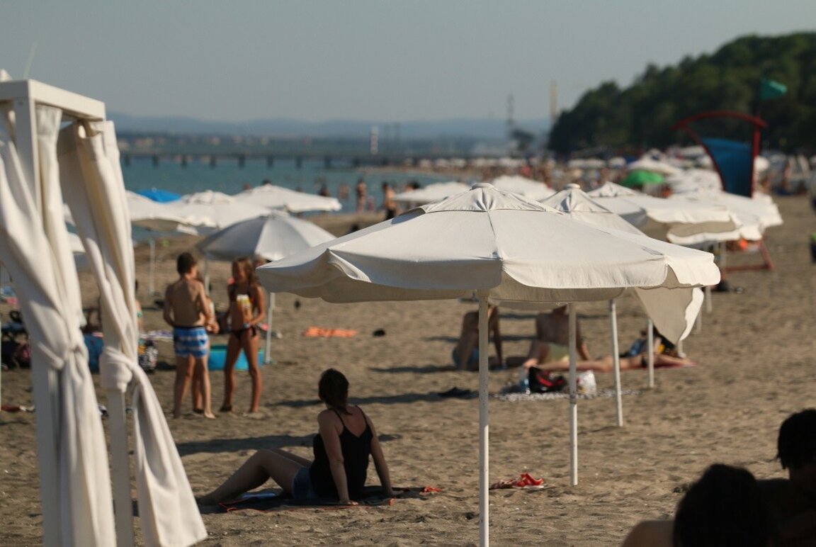Një peshkaqen doli në plazhin e Burgasit