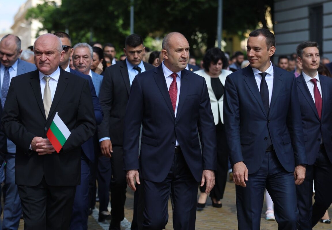 De la stânga la dreapta: prim-ministrul în exercițiu Dimitar Glavcev, președintele Rumen Radev și primarul Sofiei, Vasil Terziev