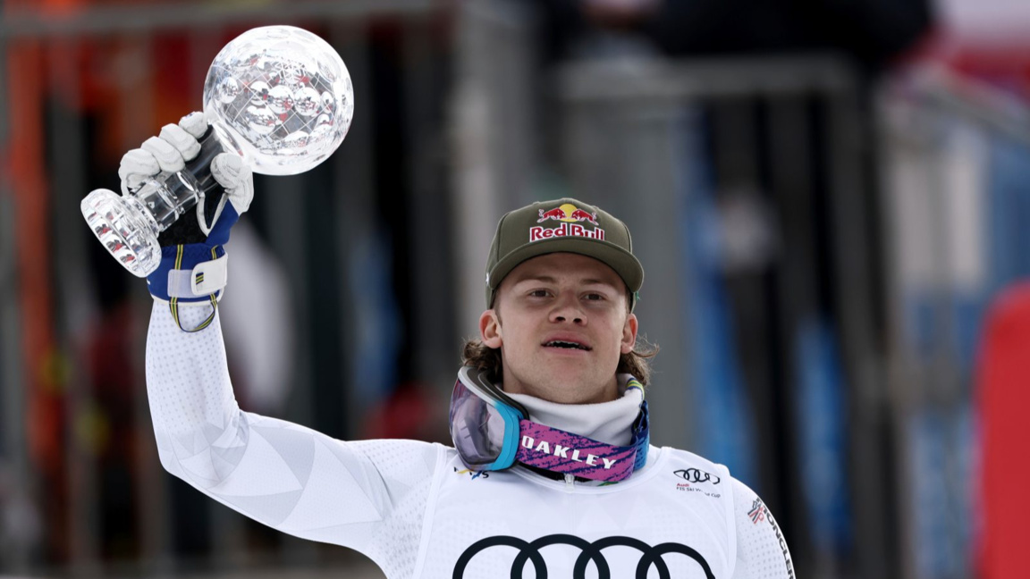 Пинейро Бротен позира с трофея.