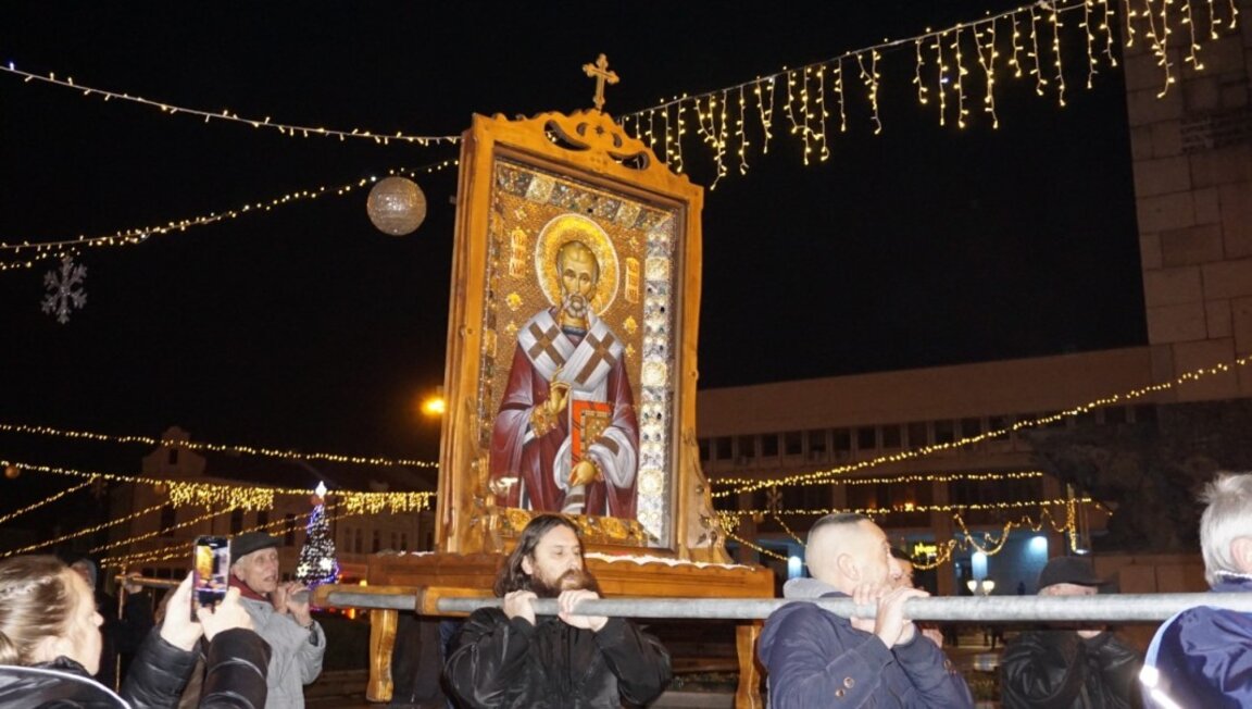 Среброкована икона на свети Николай посрещнаха тържествено във Видин