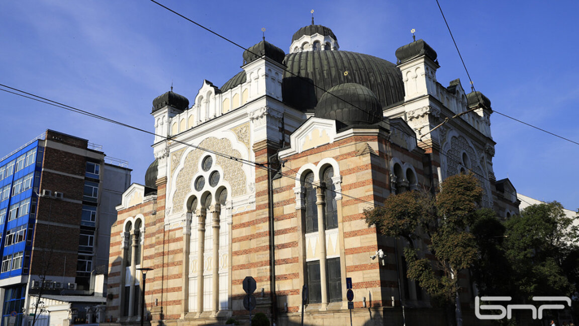 La Synagogue de Sofia profanée avec des faire-part de décès de Hitler