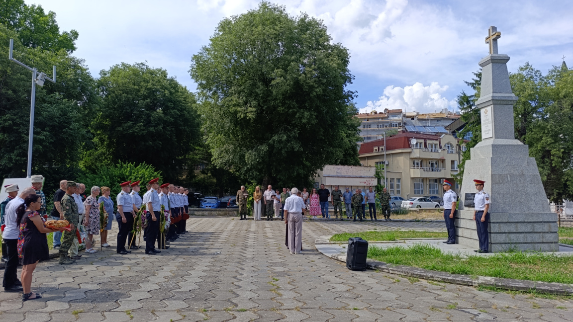 Венци и цветя за полк. Каварналиев