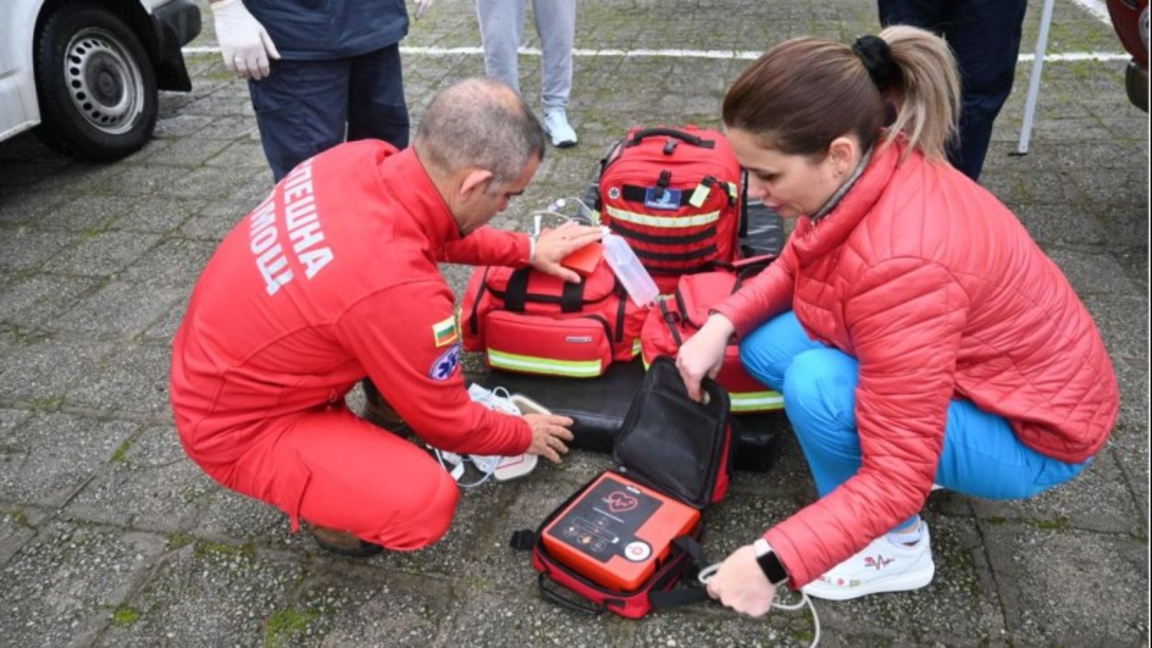 Двама парамедици ще представят страната ни в състезанието Paramedics Cup 