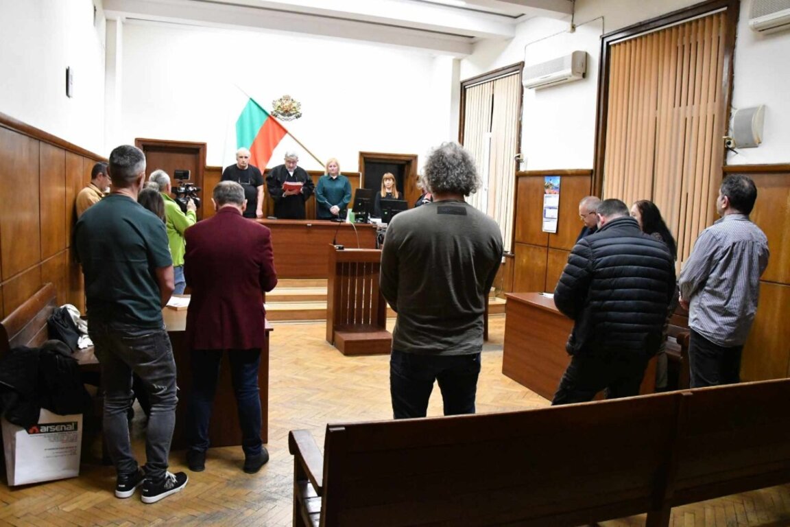 Общо 21 години затвор за обира на пощата в Хасково
