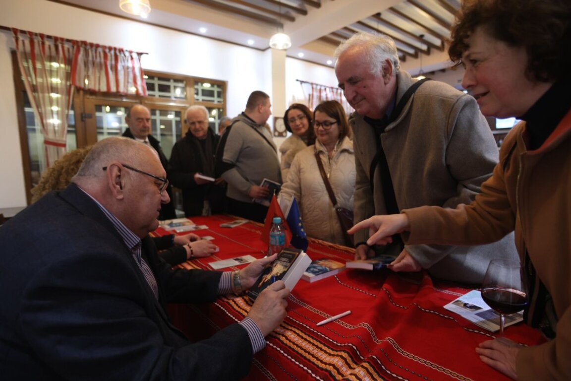 проф. Златимир Коларов с читатели в Тирана, Албания