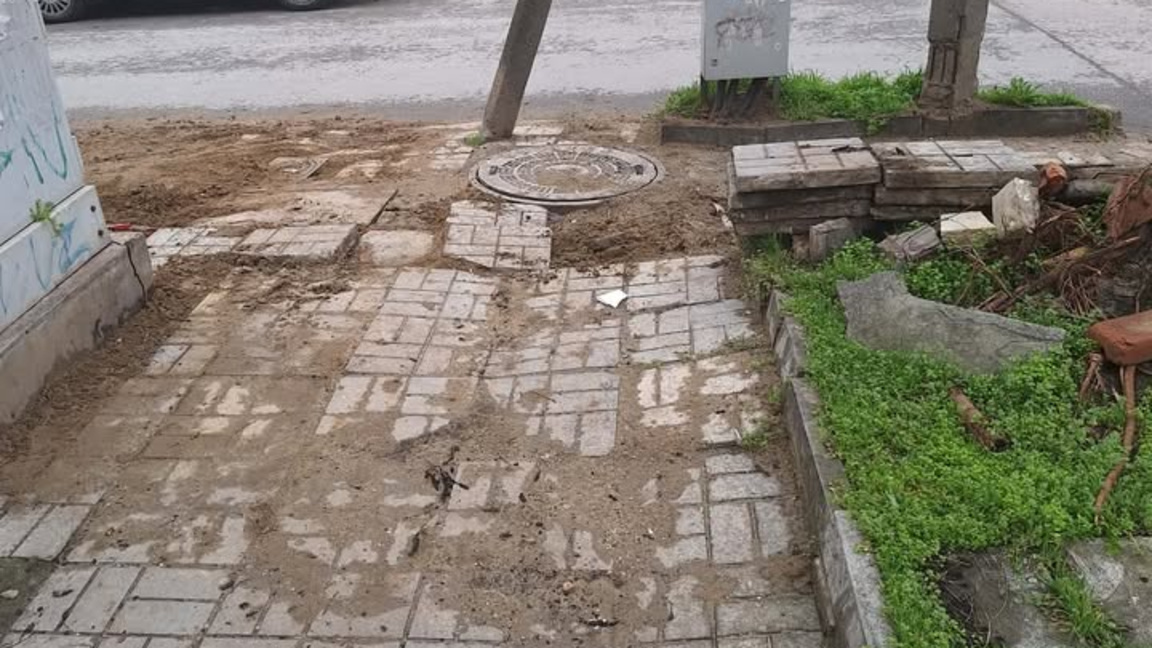 Варненци за разкопан тротоар и опасен пътен участък: Ходим по мъките всеки ден 