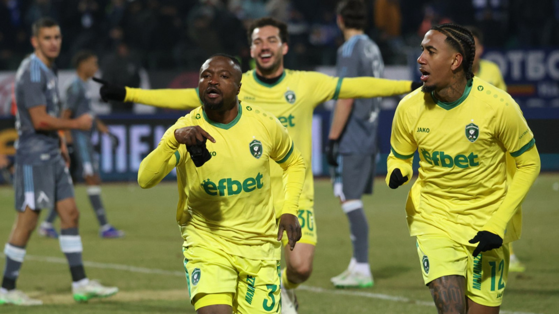 Бърнард Текпетей (на преден план, вляво) се радва след гола си срещу Левски.