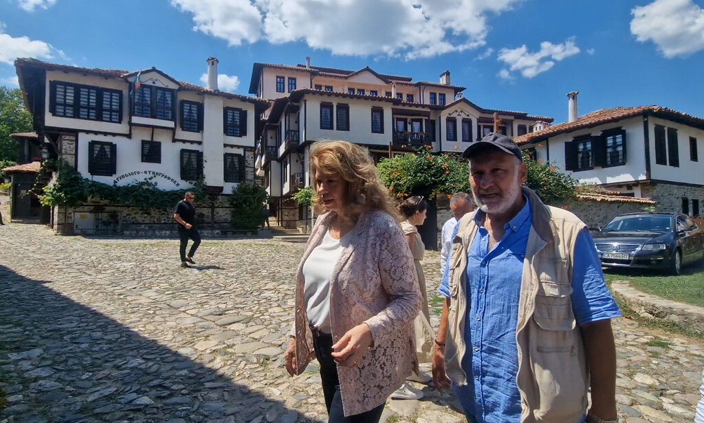 По време на разходката си из Стария Златоград, придружавана от археолога проф. Николай Овчаров (вдясно), Илияна Йотова определи мястото като своеобразен музей под открито небе, съхранил възрожденския дух и българските традиции.