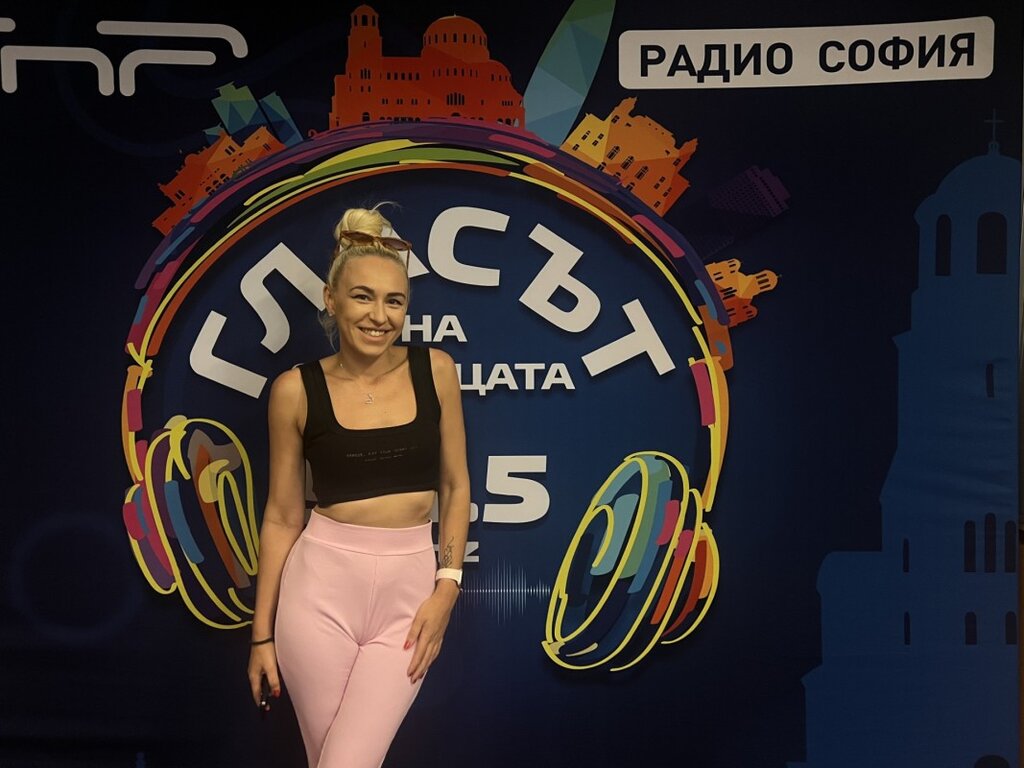 Дебютният албум на Невена Пейкова е с 13 песни, включително и дует с Нели Рангелова